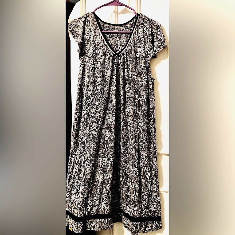 Black & White vintage brand unknown paisley Patterned nightgown size Large